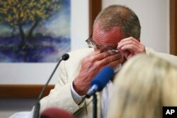 نیل هسلین، پدر قربانی ۶ ساله دبستان سندی هوک در دادگاه