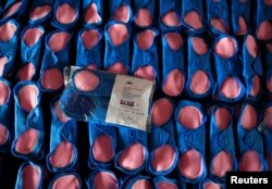 Pembalut yang dapat digunakan kembali dipajang di Bonda Women Craft Centre, perusahaan manufaktur di distrik Mutasa, Mutare, Zimbabwe, 13 Juli 2022. (REUTERS/Philimon Bulawayo)