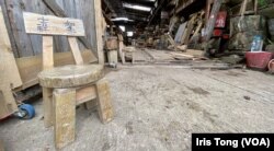 志记鎅木厂开设木工班教授制作原木小凳子 (美国之音/汤惠芸)