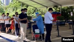 广东深圳市民排队接受新冠病毒核酸检测。（2022年7月21日）