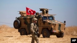 资料照片：美国军人和土耳其军人在叙利亚与土耳其边境的安全区进行首次联合地面巡逻(2019年9月8日）