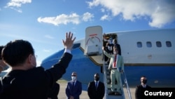 台湾外交部长吴钊燮2022年8月3日与结束访台的佩洛西一行挥手告别。（台湾外交部照片）