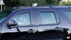 Ish-Presidenti Trump duke përshëndetur nga makina e drejtuar nga Shërbimit Sekret (2 tetor 2020)