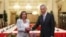 Chủ tịch Hạ viện Hoa Kỳ Nancy Pelosi (trái) bắt tay Thủ tướng Singapore Lý Hiển Long tại Dinh Tổng thống ở Singapore vào ngày 1/8/2022.