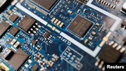 资料照：一片电路板上的半导体芯片。 