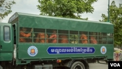 រូបឯកសារ៖ រថយន្តពន្ធនាគា​រ​ដឹក​អ្នក​ទោស​នៅ​ក្បែរមន្ទីរតុលាការកំពូលក្នុងក្រុងភ្នំពេញ កាលពីថ្ងៃទី២២ ខែសីហា ឆ្នាំ២០១៨។ (ទី អូលីស្សា/វីអូអេ) 