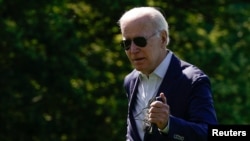 Presiden AS Joe Biden berjalan di pelataran selatan Gedung Putih, Washington DC, setelah turun dari Marine One sekembalinya dari Pantai Rehoboth, Delaware, bersama ibu negara, 5 Juni 2022. (REUTERS/Elizabeth Frantz)