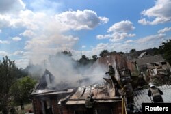 ក្រុម​ការងារ​ពន្លត់អគ្គីភ័យ​កំពុង​ពន្លត់អគ្គីភ័យ ក្រោយ​ពី​រុស្ស៊ី​វាយប្រហារ​លើ​ក្រុង Kharkiv ប្រទេស​អ៊ុយក្រែន ថ្ងៃទី ៨ ខែមិថុនា ឆ្នាំ២០២២។