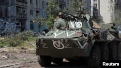 亲俄武装的装甲车行驶在乌克兰卢甘斯克州城镇波帕斯纳亚的街头。(2022年6月2日)