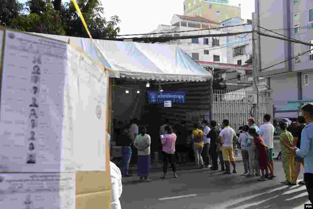 ពលរដ្ឋតម្រង់ជួរចូលបោះឆ្នោត នៅក្នុងការបោះឆ្នោតជ្រើសរើសក្រុមប្រឹក្សាឃុំសង្កាត់អាណត្តិទី ៥ ក្នុងសង្កាត់បឹងព្រលិត ខណ្ឌ៧មករា រាជធានីភ្នំពេញ កាលពីថ្ងៃទី ៥ ខែមិថុនា ឆ្នាំ ២០២២។ (ស៊ុន ណារិន/វីអូអេ)