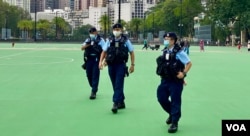 6月3日下午康文署围封铜锣湾维园足球场前，多名穿着反恐战术背心的警员在场巡逻 (美国之音/汤惠芸)