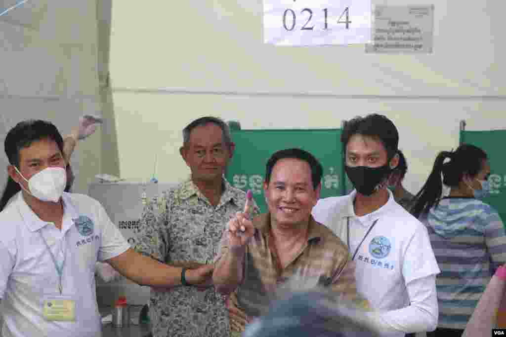 ពលរដ្ឋម្នាក់បង្ហាញម្រាមដៃដែលបានជ្រលក់ទឹកថ្នាំក្រោយពីបោះឆ្នោតហើយ នៅក្នុងការបោះឆ្នោតជ្រើសរើសក្រុមប្រឹក្សាឃុំសង្កាត់អាណត្តិទី ៥ ក្នុងសង្កាត់បឹងព្រលិត ខណ្ឌ៧មករា រាជធានីភ្នំពេញ កាលពីថ្ងៃទី ៥ ខែមិថុនា ឆ្នាំ ២០២២។ (ស៊ុន ណារិន/វីអូអេ)