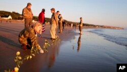 Pjesëmarrësit në ceremoni vendosin lule në Bregun Omaha, Normandi, Francë (6 qershor 2022)