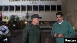 委内瑞拉总统马杜洛(右)7月12日发表全国讲话期间同国防部长在一起