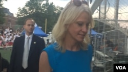 2017年6月21日第九届美国国会女子垒球赛，白宫顾问康韦短暂现身国会女子垒球赛。（美国之音李逸华摄）