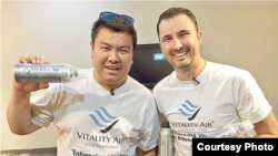 “提神空气”公司创始人摩西·拉姆和特洛伊·帕凯特（哈里森·王提供）