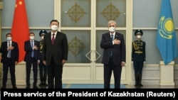 中国国家主席习近平和哈萨克斯坦总统托卡耶夫在哈萨克斯坦首都努尔苏丹会晤时合影。（2022年9月14日）