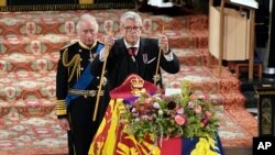 Kraliyet’in en üst düzey yetkilisi olan Lord Chamberlain Baron Andrew Parker, Windsor Kalesi’ndeki St. George Şapeli’nde, Kraliçe II. Elizabeth’e verdiği hizmetlerinin sonunun geldiğinin simgesi olarak asasını kırdı ve Kraliçe’nin tabutunun üzerine koydu. 