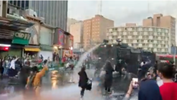 Manifestations à travers l'Iran après la mort d'une jeune femme arrêtée par la police des mœurs