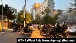 2022年9月19日，伊朗警察抵达抗议德黑兰现场准备驱散示威者。他们抗议阿米尼被“道德警察”抓捕之后死亡。
