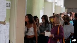 Njerëzit presin për të votuar në një qendër votimi në Romë (25 shtator 2022)