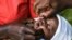 Foto Achiv: Yon tibebe resevwa yon vaksen oral kont maladi polio nan Lilongwe, Malawi, 20 Mas 2022. 