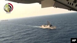 이집트 군 당국이 19일 지중해 상에서 추락한 이집트항공 여객기 804편을 수색하는 영상을 공개했다.