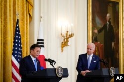 지난해 5월 워싱턴 백악관에서 열린 미한 정상 공동기자회견에서 조 바이든 미국 대통령(오른쪽)이 문재인 한국 대통령의 발언을 듣고 있다.