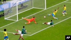 نخستین گول برازیل که توسط نیمار در نیمۀ دوم بازی وارد دروازۀ مکسیکو شد