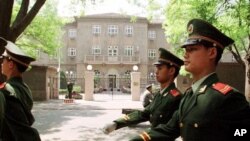 olisi Tiongkok berjaga di depan Kedutaan AS di Beijing (Foto: dok). Kementrian Keamanan Umum Tiongkok telah meringkus Xi Mouwei, warga Tiongkok yang dicurigai memimpin komplotan penculik yang menarget warga Tiongkok di Venezuela, Kamis (14/2).