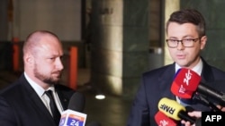 波兰国家安全办公室主任西维拉（左）和波兰政府发言人在华沙安全办公室会议之后发表声明（2022年11月15日）