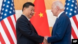 2022年11月14日印度尼西亚巴厘岛举行的G20峰会期间，拜登(右)和中国国家主席习近平在会晤前握手