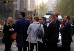 2014年4月8日，当中国人权律师丁家喜在北京市海淀区法院受审的时候，外国外交官站在法院外面。