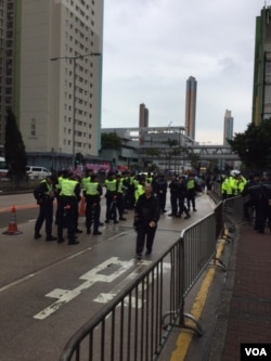 警察现场严阵以待 （美国之音记者申华拍摄）