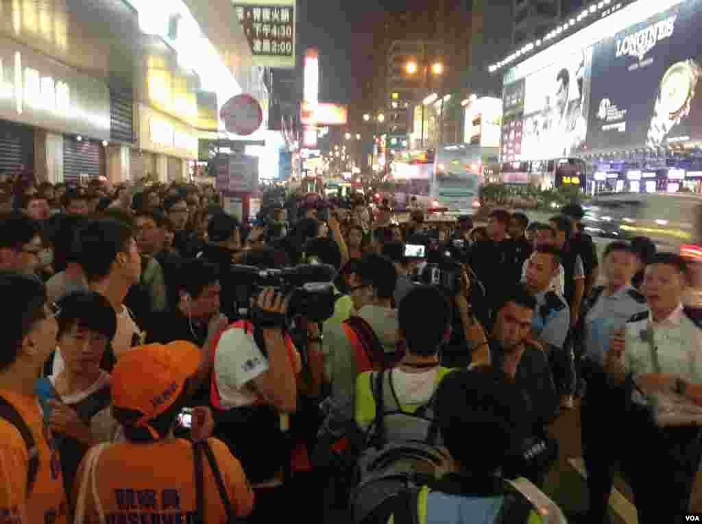 上千港人连续第四晚在旺角聚集争真普选(美国之音海彦拍摄)