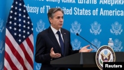 Menteri Luar Negeri AS Antony Blinken berbicara saat menyapa staf kedutaan di Kedutaan AS, di Kyiv, Ukraina, 19 Januari 2022. (Foto: Alex Brandon via REUTERS)