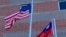 美国星条旗与台湾青天白日满地红旗帜在空中飘扬(美国之音锺辰芳拍摄)