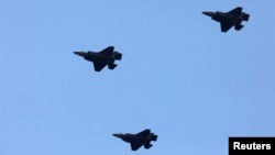 تصویری از سه جنگنده اف-۳۵ نیروی هوایی اسرائیل بر فراز دریای مدیترانه. آرشیو