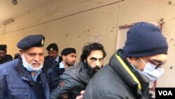 پولیس ملزم ظاہر جعفرکو کمرہ عدالت لا رہی ہے 