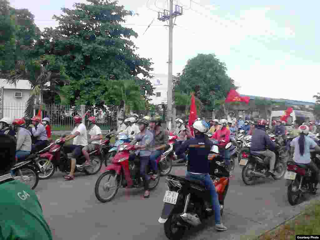 Para demonstran berkumpul di Taman Industrial Amata, kota Bien Hoa, provinsi Dong Nai, Vietnam.
