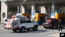 South Korean vehicles carrying products from North Korea's Kaesong industrial complex arrive at the customs, immigration and quarantine office near the border village of Panmunjom in Paju, South Korea, April 27, 2013.