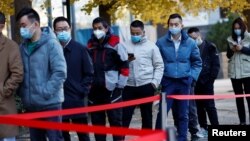 2022年11月15日中国北京朝阳区一个新冠检测处的情景。（路透社）