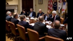 奥巴马团队7月14日在白宫商讨经济对策