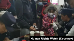 中国青海省玉树市德里托县警方采集藏区居民DNA的样本。 (2021年9月10日)