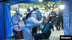 成都市民做核酸检测（资料照：2021年11月）