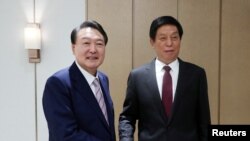 윤석열(왼쪽) 한국 대통령이 16일 서울 용산 대통령실 청사에서 리잔수 중국 전국인민대표대회 상무위원장을 접견하고 있다.