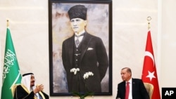 2016年4月11日，土耳其总统埃尔多安（右）与沙特国王萨尔曼在安卡拉的埃森博阿机场讲话。