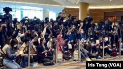 《港版国安法》实施接近两年，有资深香港记者表示，新闻工作者面对最大的挑战，是国安法的红线无法说清，记者们无所适从下容易自我审查。(美国之音 汤惠芸)