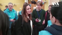 Анджеліна Джолі у Львові поспілкувалася із волонтерами про допомогу українським дітям. Відео