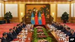 资料照片：2019年9月11日，哈萨克斯坦总统托卡耶夫（右四）在北京人民大会堂与中国国家主席习近平会谈。（美联社照片）